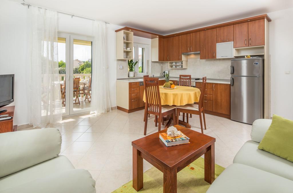 Apartments Leon Podstrana Kamer foto